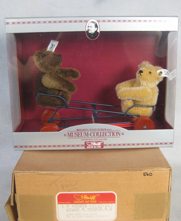 Museum Collection wiwag (seesaw) pull toy with two bears